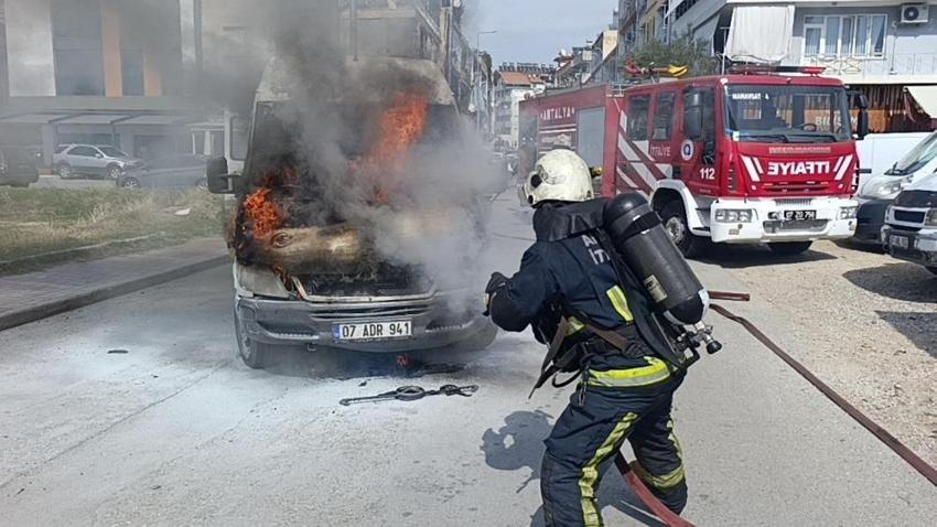 Antalya'da yanan kamyonetten Türk bayrağı çıktı: İtfaiye eri özenle temizledi