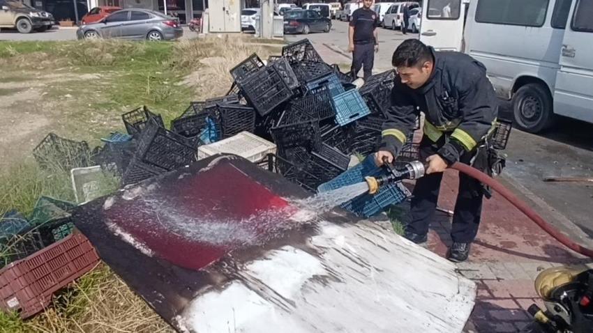 Antalya'da yanan kamyonetten Türk bayrağı çıktı: İtfaiye eri özenle temizledi