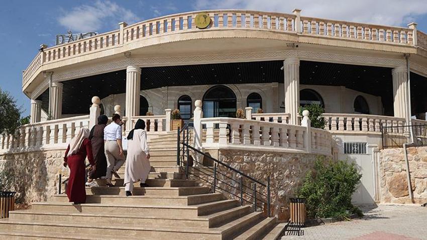 Mardinli kadın devlet desteğiyle hayatını değiştirdi: Evinin bir odasında 3 kişiye yemek yaparken şimdi 300 kişiyi ağırlıyor