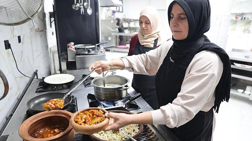 Mardinli kadın devlet desteğiyle hayatını değiştirdi: Evinin bir odasında 3 kişiye yemek yaparken şimdi 300 kişiyi ağırlıyor