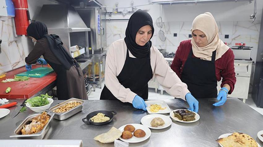 Mardinli kadın devlet desteğiyle hayatını değiştirdi: Evinin bir odasında 3 kişiye yemek yaparken şimdi 300 kişiyi ağırlıyor