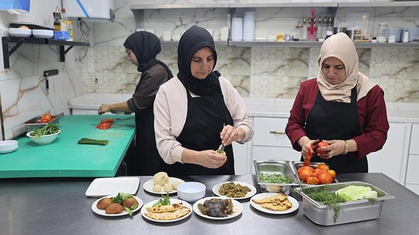Mardinli kadın devlet desteğiyle hayatını değiştirdi: Evinin bir odasında 3 kişiye yemek yaparken şimdi 300 kişiyi ağırlıyor