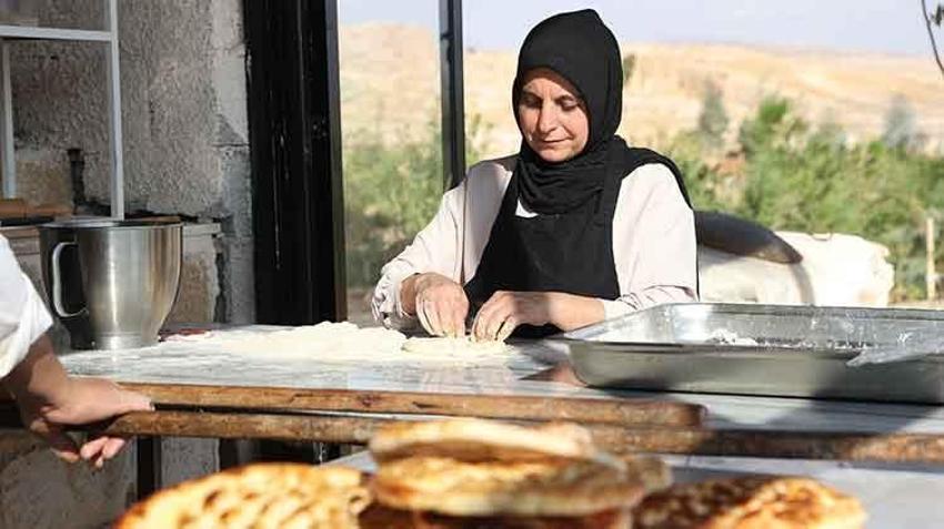 Mardinli kadın devlet desteğiyle hayatını değiştirdi: Evinin bir odasında 3 kişiye yemek yaparken şimdi 300 kişiyi ağırlıyor