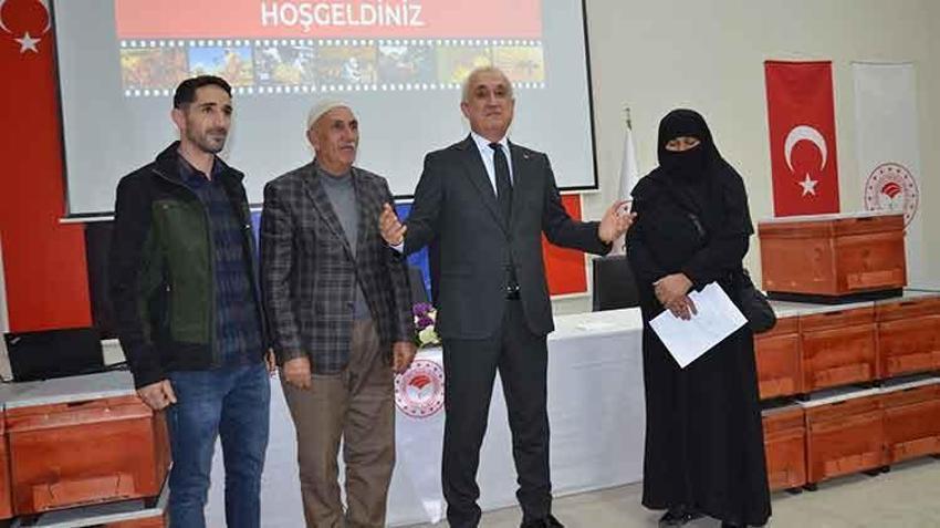 Muş'ta altın kanatlara yeni kovan desteği: 100 arıcıya 1000 kovan dağıtıldı, yıllık üretim 602 tona ulaştı!
