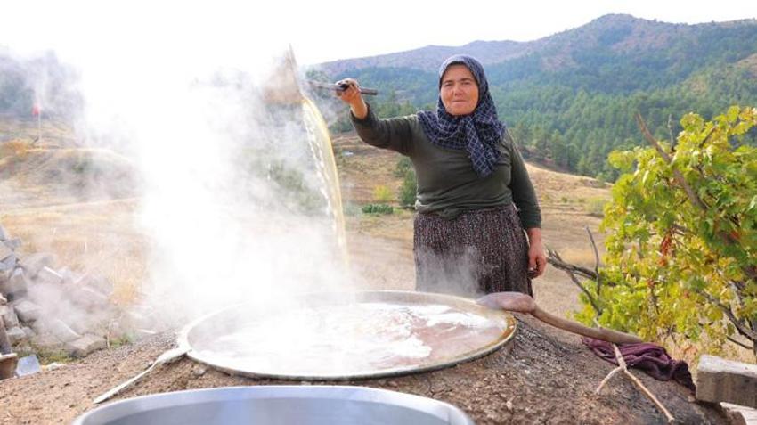 Odun ateşinde 3-4 saat kaynatılıyor! Tam bir şifa deposu: Kilosu 1000 TL'ye kadar çıkıyor