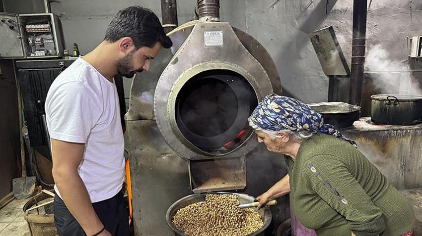 Anne mirasını 81 ile ulaştırıyorlar! Sac üzerinde başladı, yıllık 100 ton kapasiteye ulaştı! 9 çocuğu için mücadele etti, tescilli Ağın leblebisini Türkiye’ye tanıtıyor