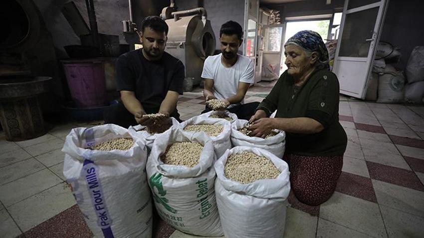 Anne mirasını 81 ile ulaştırıyorlar! Sac üzerinde başladı, yıllık 100 ton kapasiteye ulaştı! 9 çocuğu için mücadele etti, tescilli Ağın leblebisini Türkiye’ye tanıtıyor