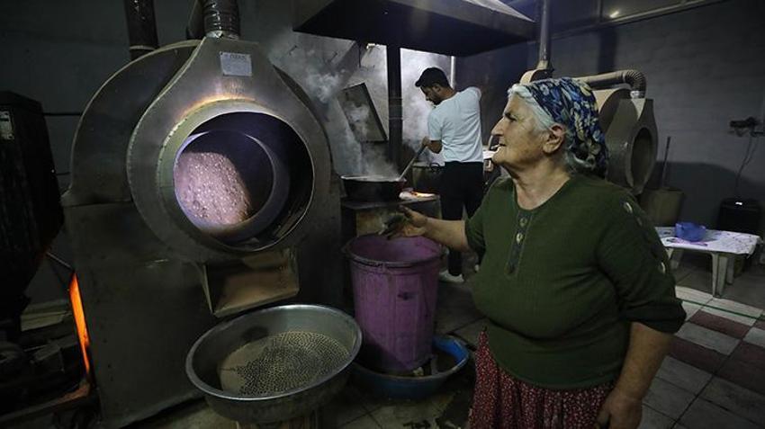Anne mirasını 81 ile ulaştırıyorlar! Sac üzerinde başladı, yıllık 100 ton kapasiteye ulaştı! 9 çocuğu için mücadele etti, tescilli Ağın leblebisini Türkiye’ye tanıtıyor