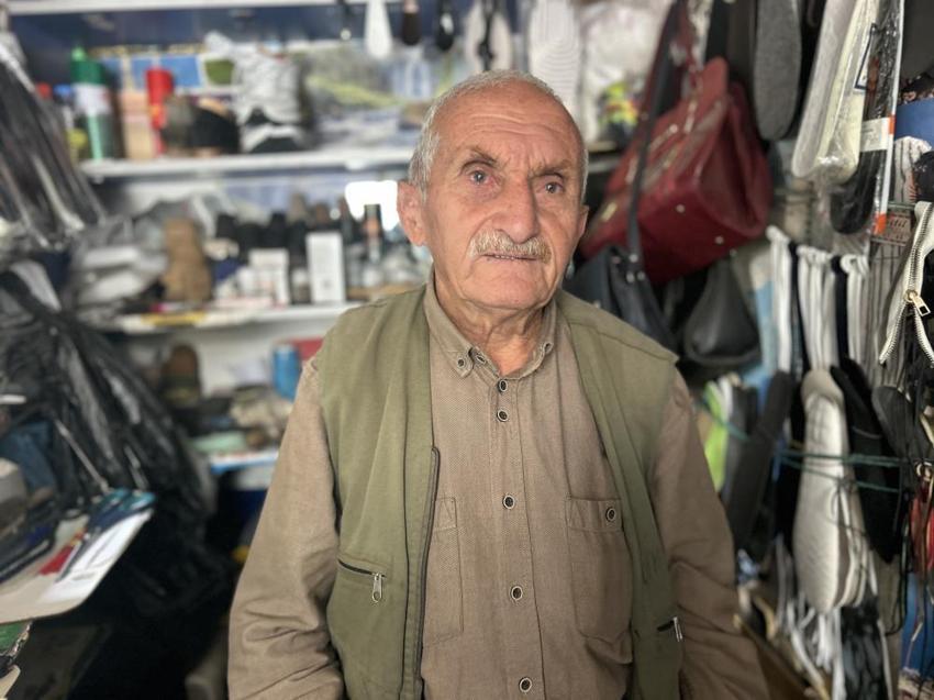 Ayakkabıların üzerine 'Satılıktır' yazıyor ama para almıyor: 55 yıllık ustanın nedeni dikkat çekti