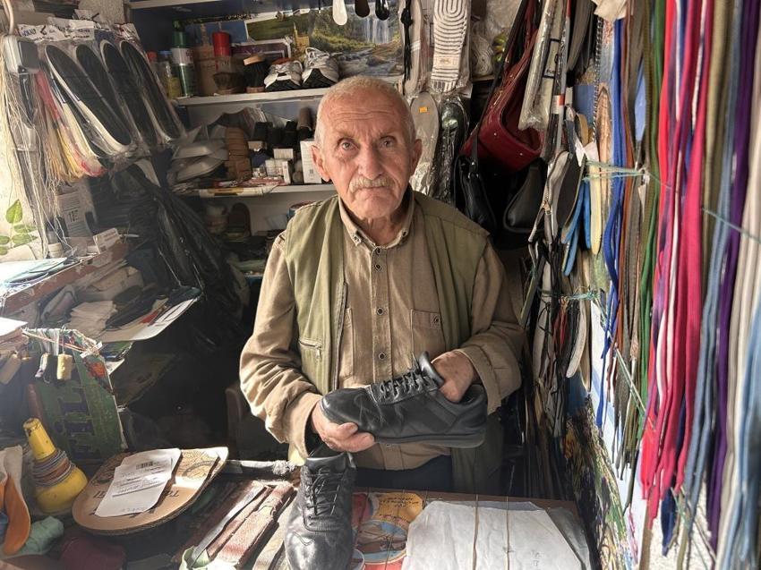Ayakkabıların üzerine 'Satılıktır' yazıyor ama para almıyor: 55 yıllık ustanın nedeni dikkat çekti