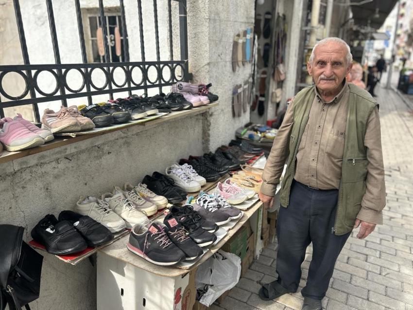 Ayakkabıların üzerine 'Satılıktır' yazıyor ama para almıyor: 55 yıllık ustanın nedeni dikkat çekti