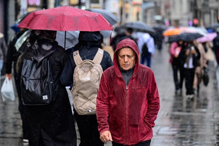 Yağışlar sürecek hava sıcaklıkları düşecek! Meteoroloji ve İçişleri Bakanlığı'ndan sağanak yağış ve fırtına uyarısı geldi