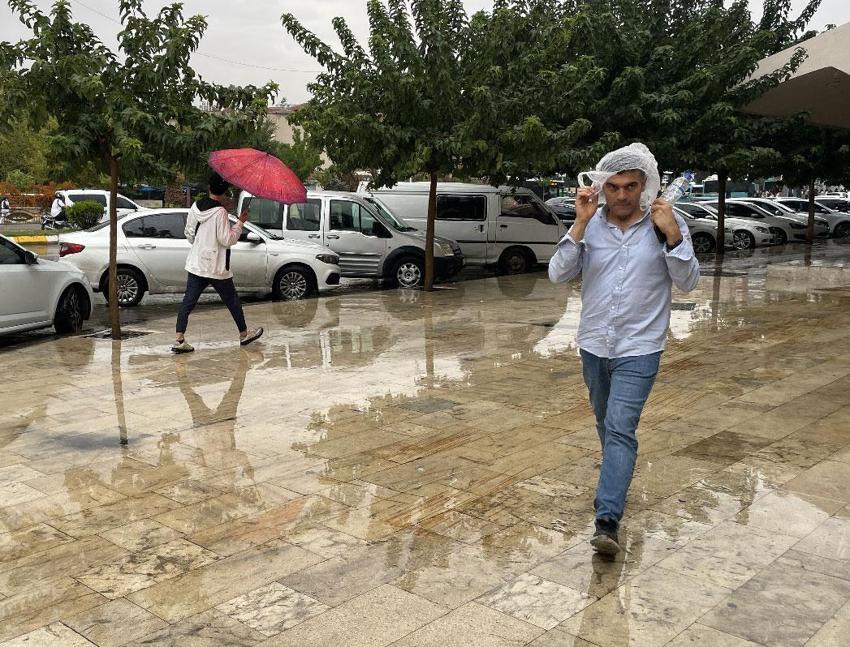 Yağışlar sürecek hava sıcaklıkları düşecek! Meteoroloji ve İçişleri Bakanlığı'ndan sağanak yağış ve fırtına uyarısı geldi