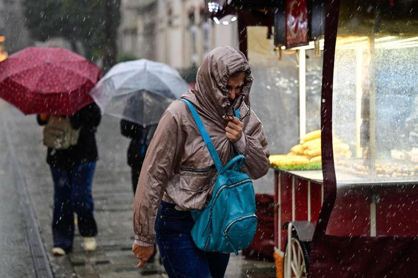 Yağışlar sürecek hava sıcaklıkları düşecek! Meteoroloji ve İçişleri Bakanlığı'ndan sağanak yağış ve fırtına uyarısı geldi