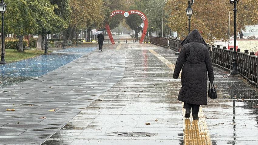 Yağışlar sürecek hava sıcaklıkları düşecek! Meteoroloji ve İçişleri Bakanlığı'ndan sağanak yağış ve fırtına uyarısı geldi
