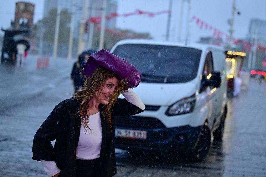Yağışlar sürecek hava sıcaklıkları düşecek! Meteoroloji ve İçişleri Bakanlığı'ndan sağanak yağış ve fırtına uyarısı geldi