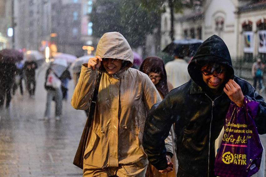 Yağışlar sürecek hava sıcaklıkları düşecek! Meteoroloji ve İçişleri Bakanlığı'ndan sağanak yağış ve fırtına uyarısı geldi