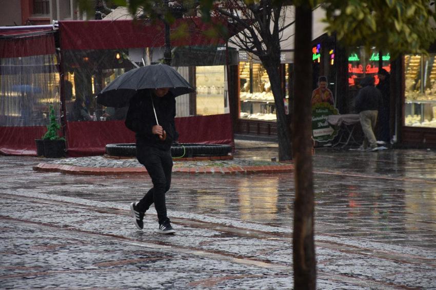 Yağışlar sürecek hava sıcaklıkları düşecek! Meteoroloji ve İçişleri Bakanlığı'ndan sağanak yağış ve fırtına uyarısı geldi