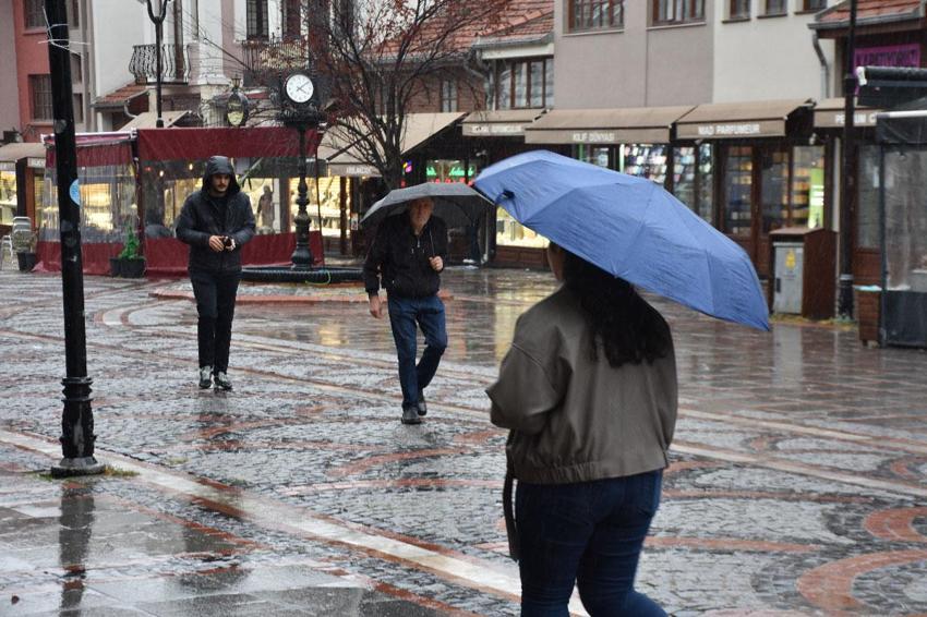 Yağışlar sürecek hava sıcaklıkları düşecek! Meteoroloji ve İçişleri Bakanlığı'ndan sağanak yağış ve fırtına uyarısı geldi