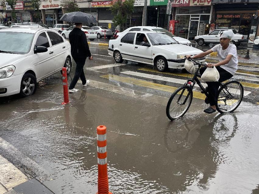 Yağışlar sürecek hava sıcaklıkları düşecek! Meteoroloji ve İçişleri Bakanlığı'ndan sağanak yağış ve fırtına uyarısı geldi