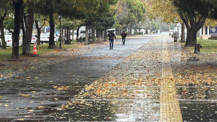 Yağışlar sürecek hava sıcaklıkları düşecek! Meteoroloji ve İçişleri Bakanlığı'ndan sağanak yağış ve fırtına uyarısı geldi
