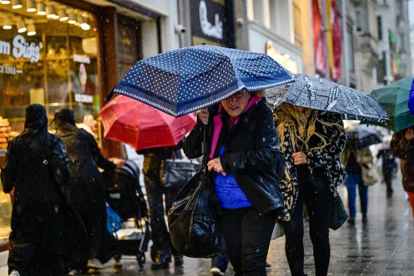Yağışlar sürecek hava sıcaklıkları düşecek! Meteoroloji ve İçişleri Bakanlığı'ndan sağanak yağış ve fırtına uyarısı geldi