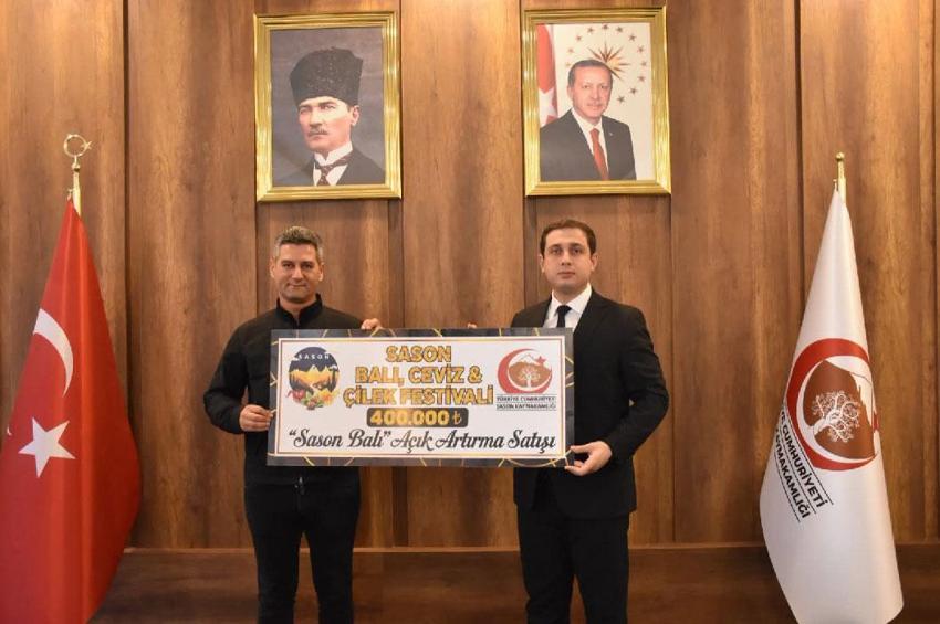 Sason'da rekor fiyata satıldı! 1 kilogramı 400 bin liraya satılan balın bedeli üreticilere teslim edildi