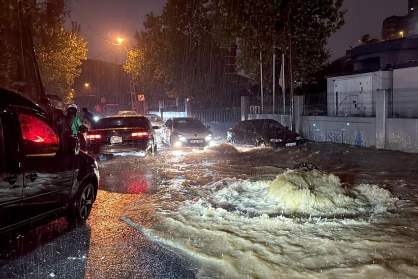 Sağanak yağış ve fırtına İstanbul'da hayatı olumsuz etkiledi! Okullar tatil edildi