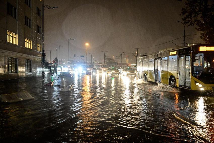 Sağanak yağış ve fırtına İstanbul'da hayatı olumsuz etkiledi! Okullar tatil edildi