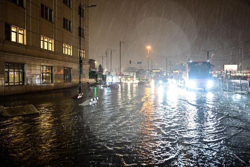 Sağanak yağış ve fırtına İstanbul'da hayatı olumsuz etkiledi! Okullar tatil edildi