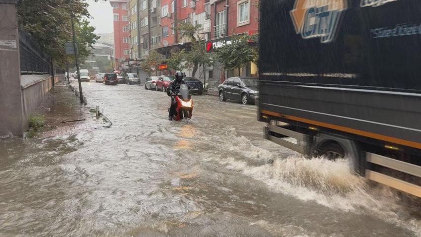 Sağanak yağış ve fırtına İstanbul'da hayatı olumsuz etkiledi! Okullar tatil edildi