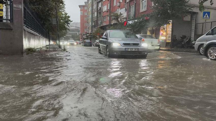 Sağanak yağış ve fırtına İstanbul'da hayatı olumsuz etkiledi! Okullar tatil edildi