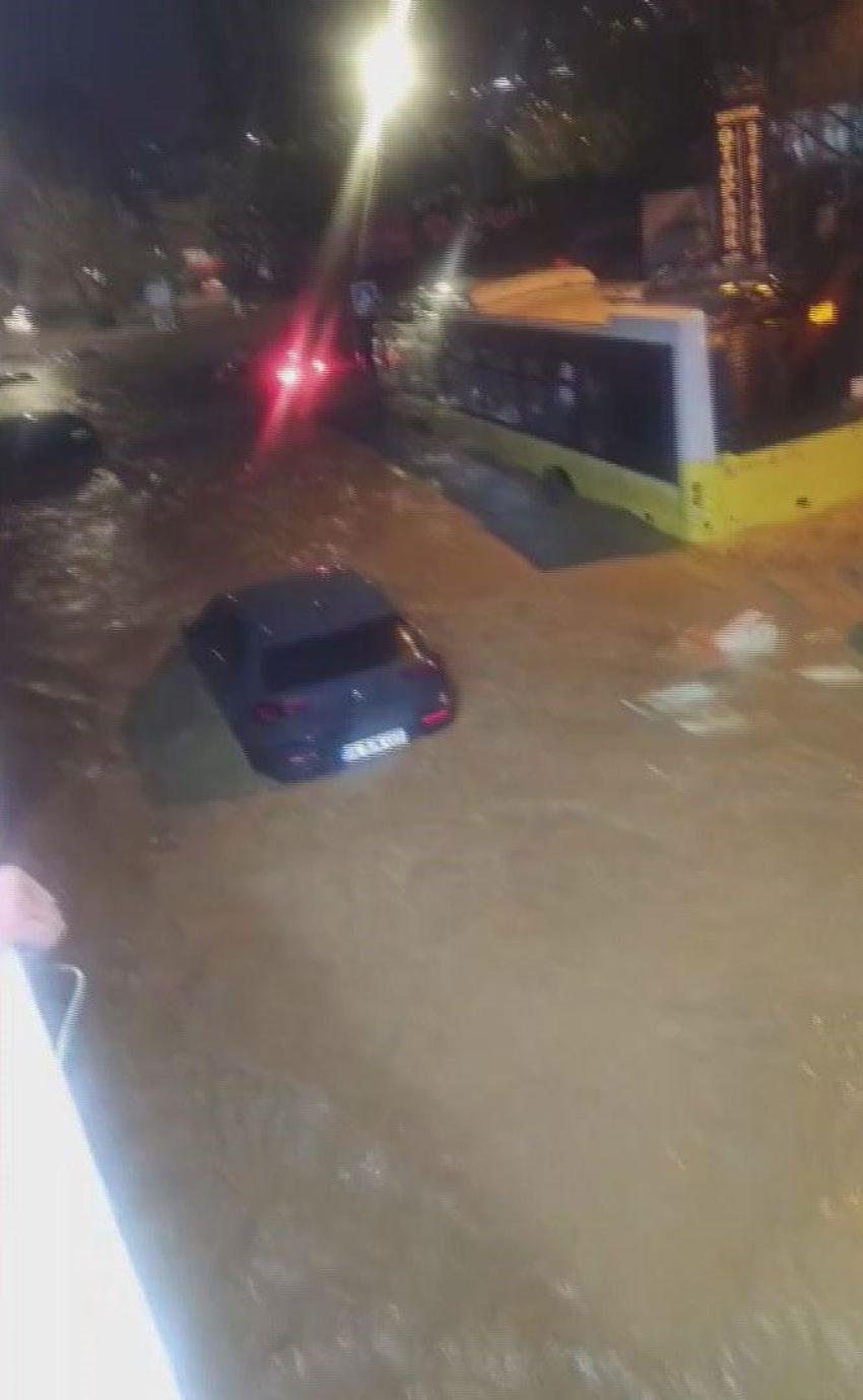 Sağanak yağış ve fırtına İstanbul'da hayatı olumsuz etkiledi! Okullar tatil edildi