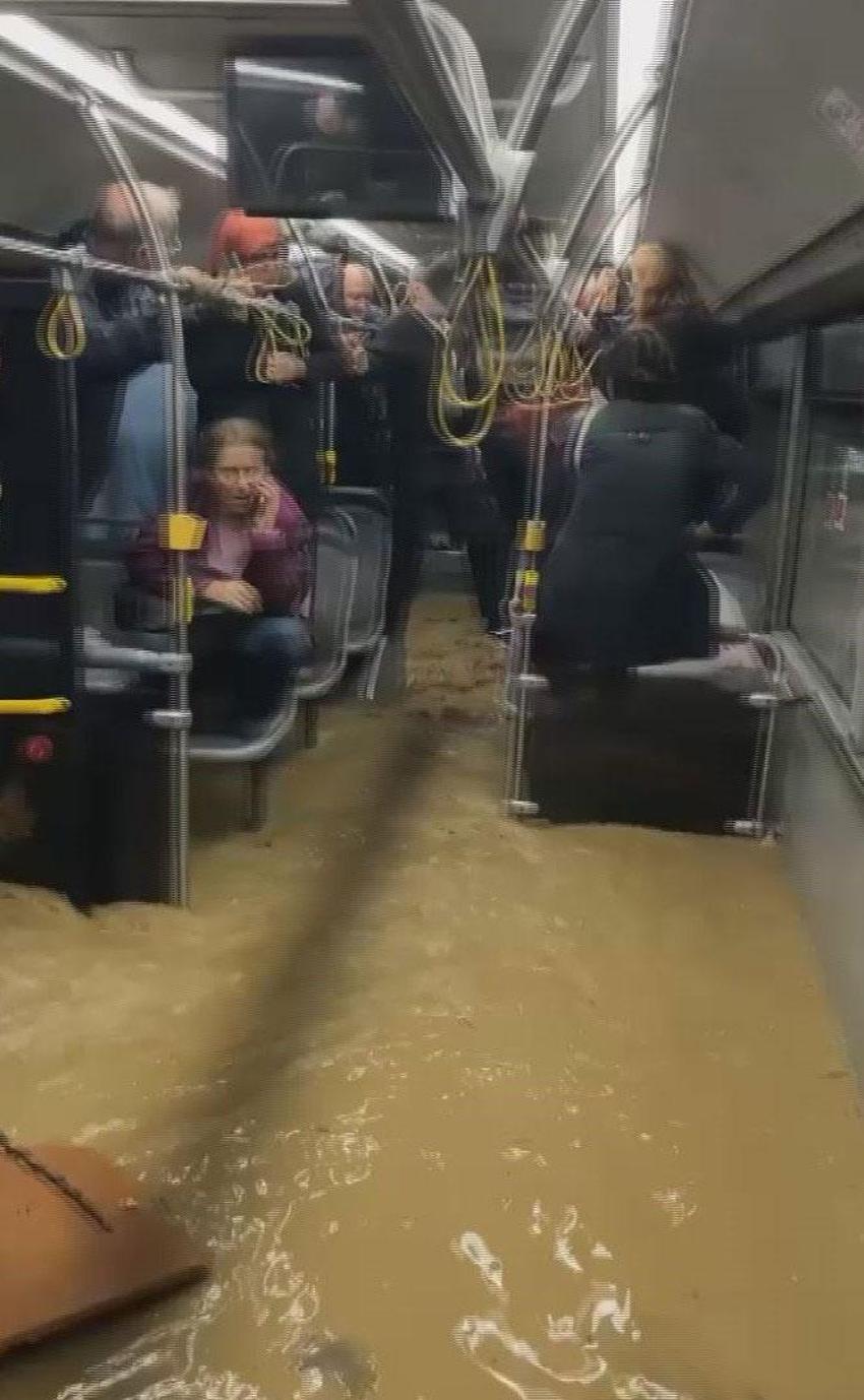 Sağanak yağış ve fırtına İstanbul'da hayatı olumsuz etkiledi! Okullar tatil edildi