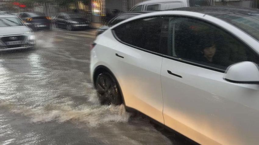 Sağanak yağış ve fırtına İstanbul'da hayatı olumsuz etkiledi! Okullar tatil edildi