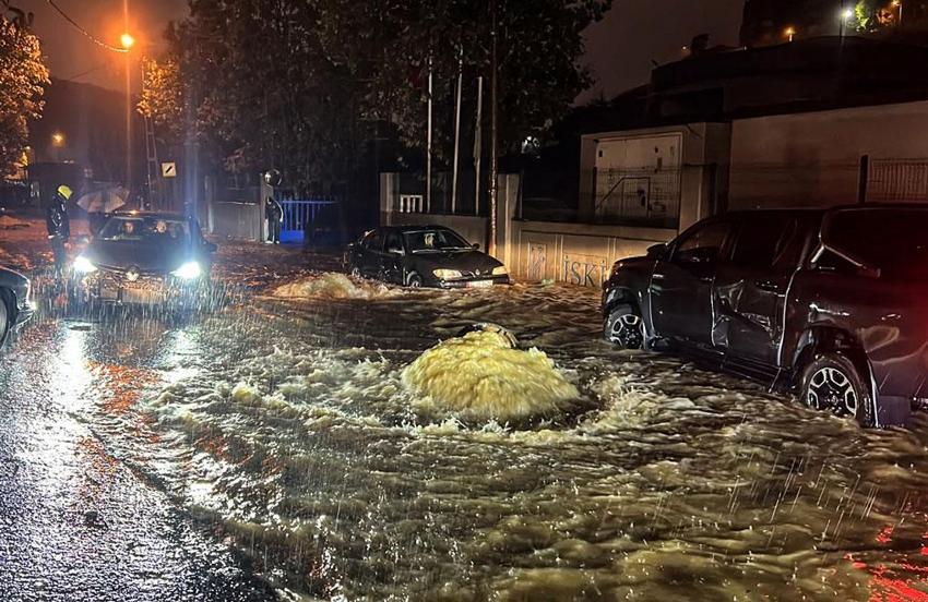 Sağanak yağış ve fırtına İstanbul'da hayatı olumsuz etkiledi! Okullar tatil edildi