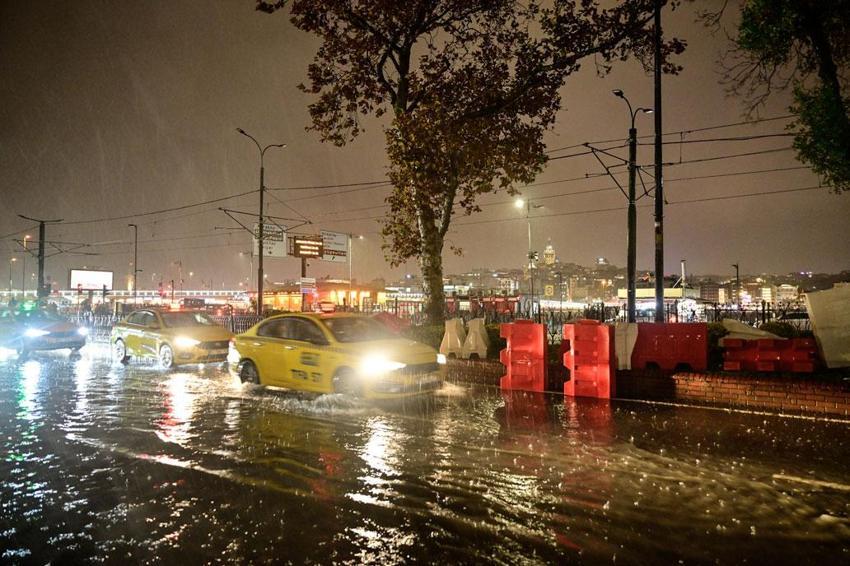 Sağanak yağış ve fırtına İstanbul'da hayatı olumsuz etkiledi! Okullar tatil edildi