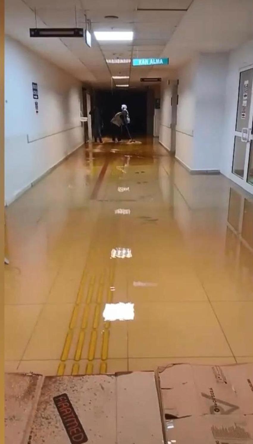 Sağanak yağış ve fırtına İstanbul'da hayatı olumsuz etkiledi! Okullar tatil edildi