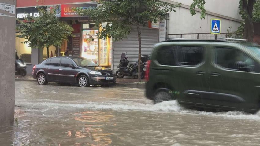 Sağanak yağış ve fırtına İstanbul'da hayatı olumsuz etkiledi! Okullar tatil edildi