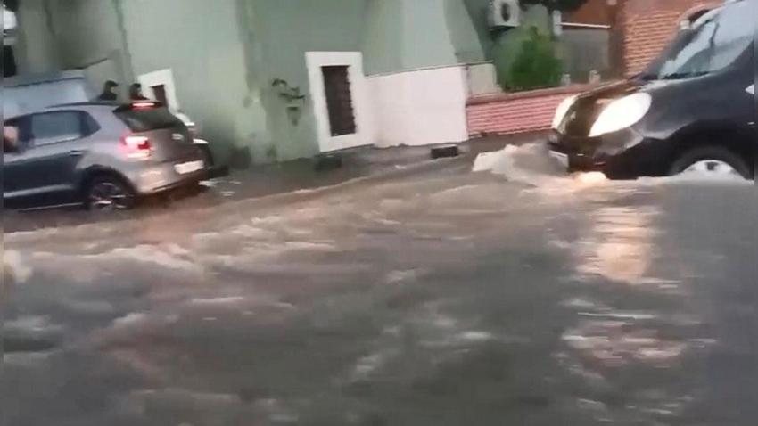 Sağanak yağış ve fırtına İstanbul'da hayatı olumsuz etkiledi! Okullar tatil edildi