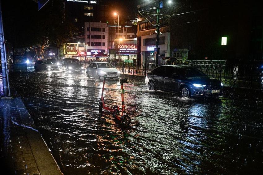 Sağanak yağış ve fırtına İstanbul'da hayatı olumsuz etkiledi! Okullar tatil edildi