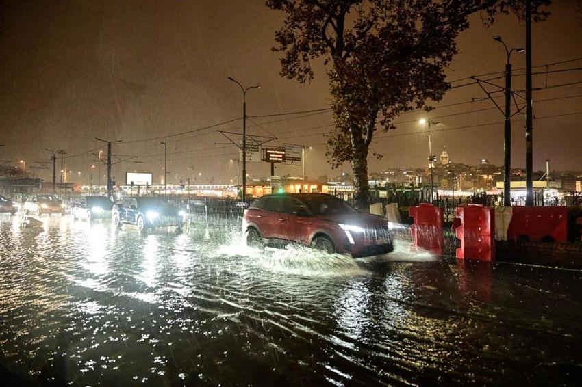 Sağanak yağış ve fırtına İstanbul'da hayatı olumsuz etkiledi! Okullar tatil edildi