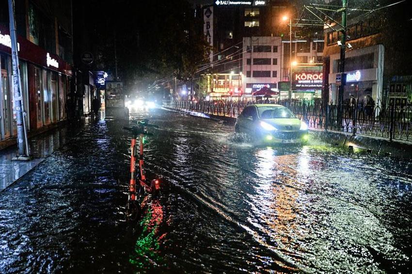 Sağanak yağış ve fırtına İstanbul'da hayatı olumsuz etkiledi! Okullar tatil edildi