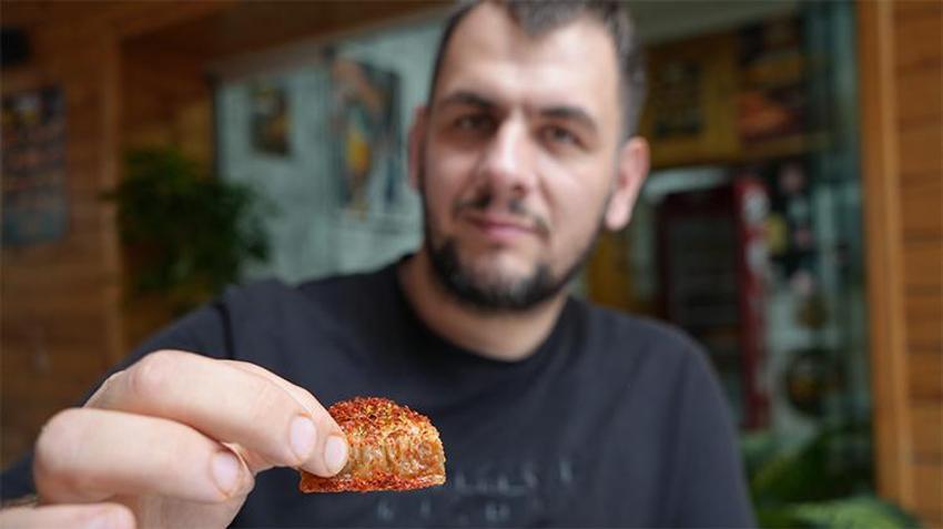 Samsunlu esnafın sıra dışı sevdası! 10 yıldır vazgeçmiyor... Çaya, tatlıya, suya, her şeye ekliyor