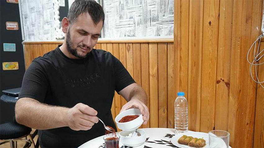 Samsunlu esnafın sıra dışı sevdası! 10 yıldır vazgeçmiyor... Çaya, tatlıya, suya, her şeye ekliyor