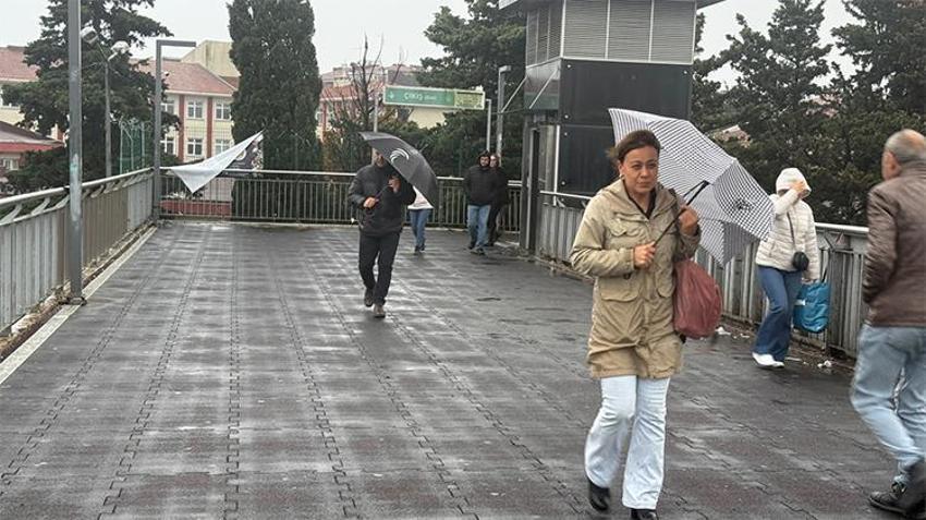 İstanbul’da trafik yoğunluğu oluştu, işe gitmek isteyen vatandaşlar zor anlar yaşadı