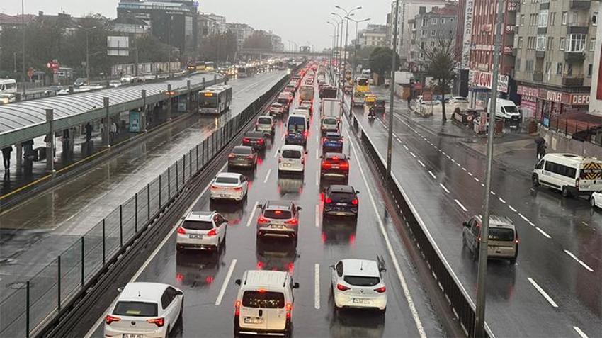İstanbul’da trafik yoğunluğu oluştu, işe gitmek isteyen vatandaşlar zor anlar yaşadı