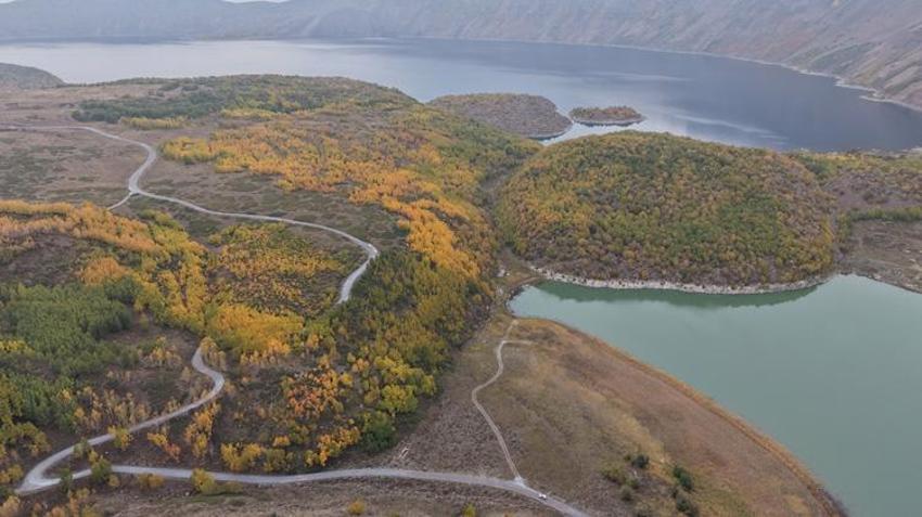 Manzarayı görmek için Bitlis'e akın ediyorlar! Nemrut Krater Gölü sonbaharda renk değiştirdi