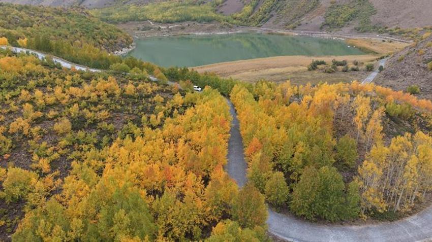 Manzarayı görmek için Bitlis'e akın ediyorlar! Nemrut Krater Gölü sonbaharda renk değiştirdi