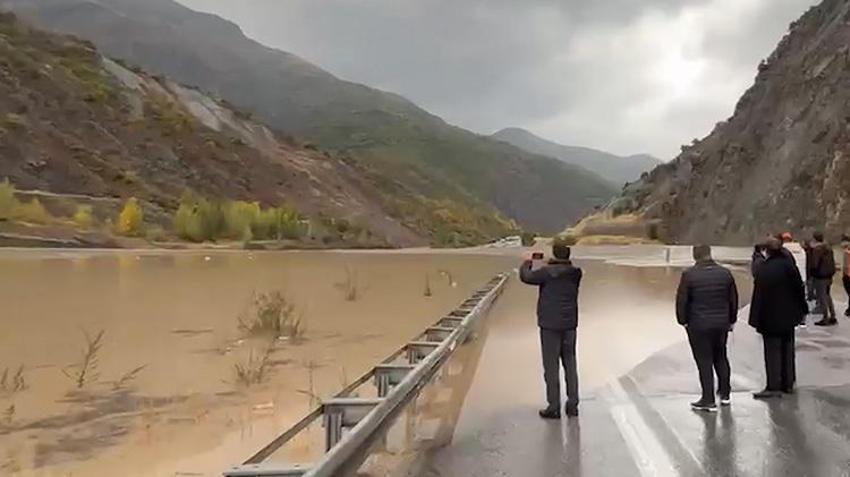Erzincan-Erzurum yolunda heyelan! Yol ulaşıma kapandı, sürücülere kritik uyarı